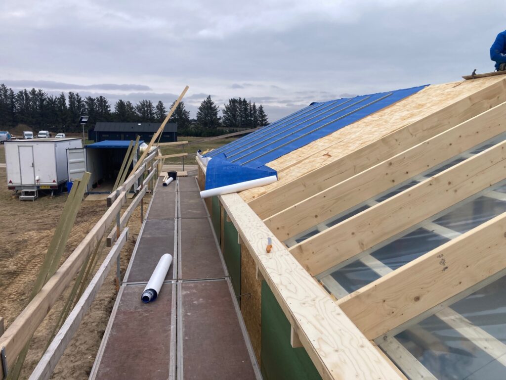 Tømrere arbejder på nyt tagbyggeri