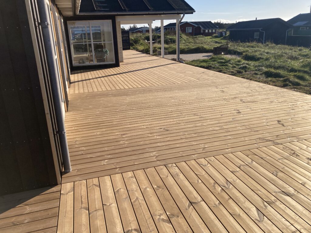 Stor træterrasse ved sommerhus i Løkken